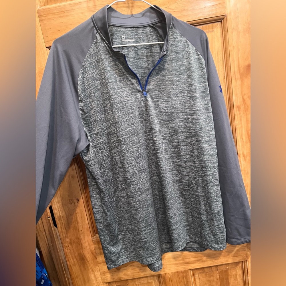 Men’s UA Loose 3/4 zip lightweight pull over.